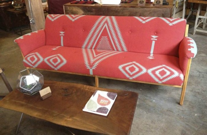 modelo simple sofá rojo patrón boho
