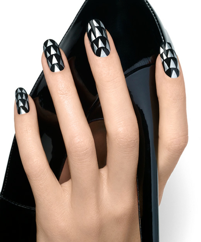 Jednostavni dizajn noktiju u crnom i srebrnom obliku za ponovno oblikovanje, ovalni oblik nokta, mali trokutići