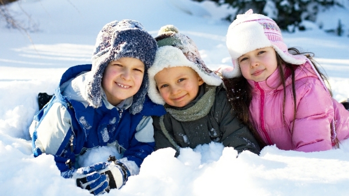 Három gyerek szórakozik a hóban - lovagolni fognak