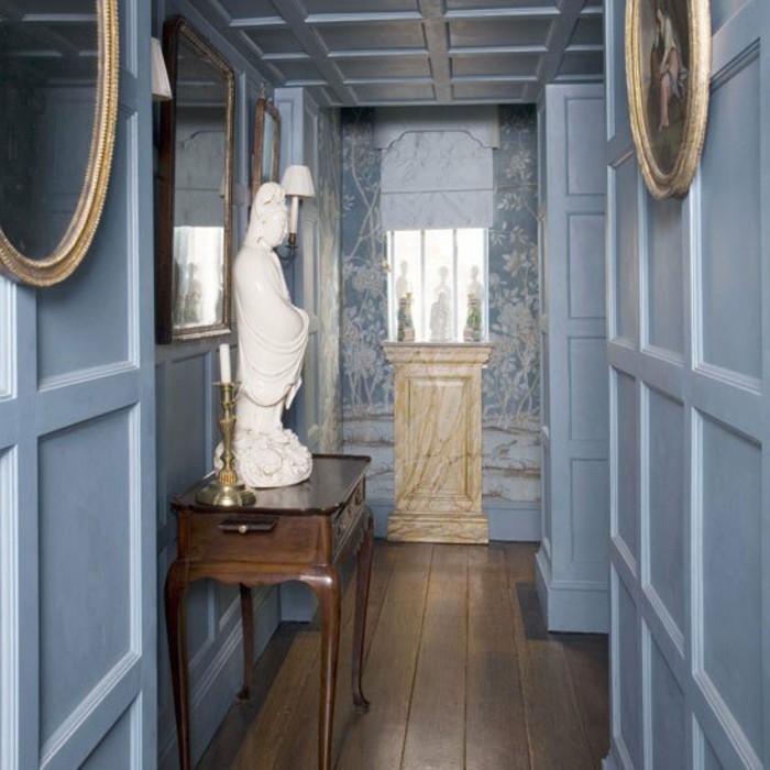 тесен коридор за серия в синьо-цвят-с-статуя