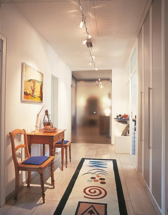 тесен коридор настроени-смешни-картини върху килим-маса и столове и две