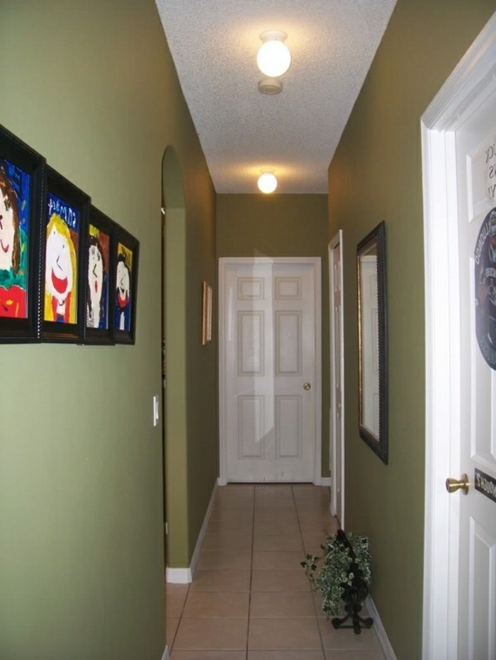 тесен коридор-направи-зелени стени с цвят на тапета