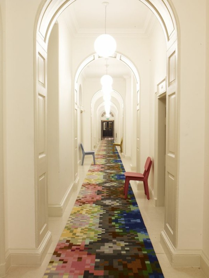 тесен коридор-направи-с-пъстър килим-и столчета