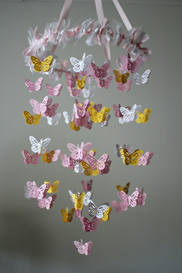 leptiri-dizajn-za-bebe soba-žuto-ružičasti-elementi