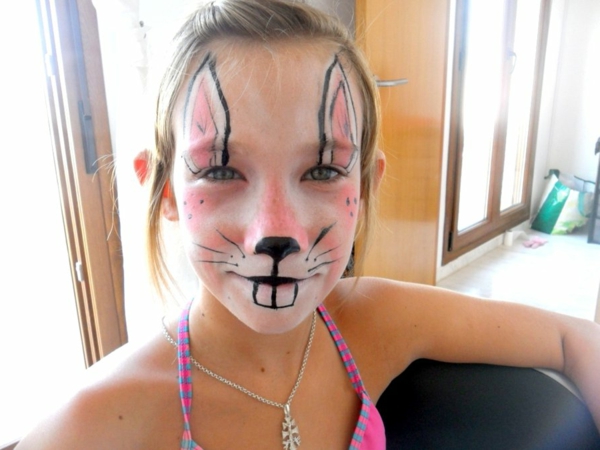 make-up-carnival-girl-erittäin söpö ilme