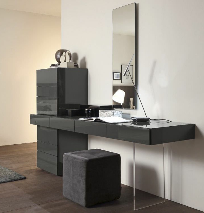 fésülködő asztal-with-tükör-on-the-wall-fekete színű kárpitozott fotelben