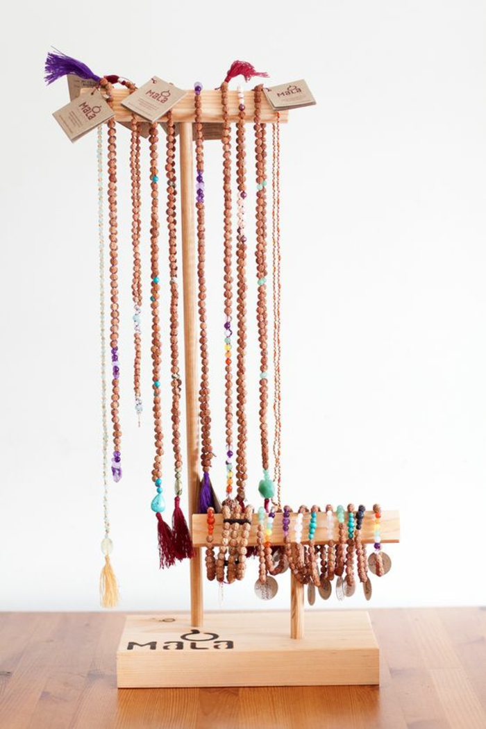 ogrlice s drvenim perlama i resicama, narukvicama, nakitom