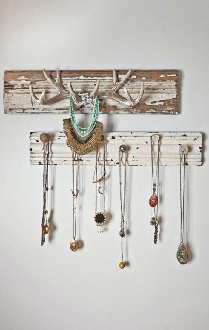 izrađivanje nakita stoji iza drvenih ploča, rogova, ogrlica