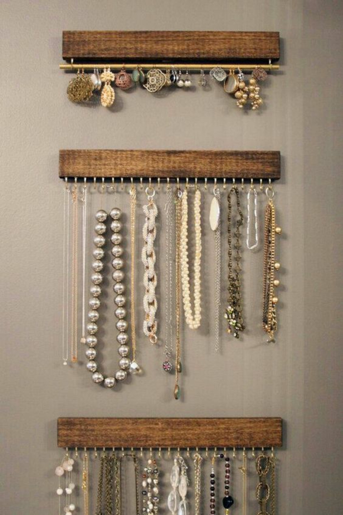drveni orah stajati i lančani stalak, naušnice, ogrlica sa srebrnim perlama, nakit