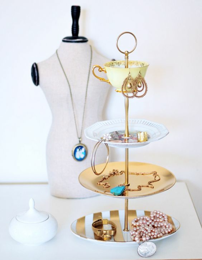 skladište nakita od tanjura, šalica kave, naušnice, zlatna ogrlica, biserna ogrlica