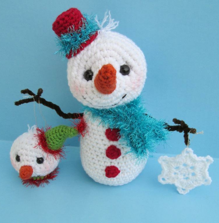снежен човек-плетене на една кука-синьо-фон