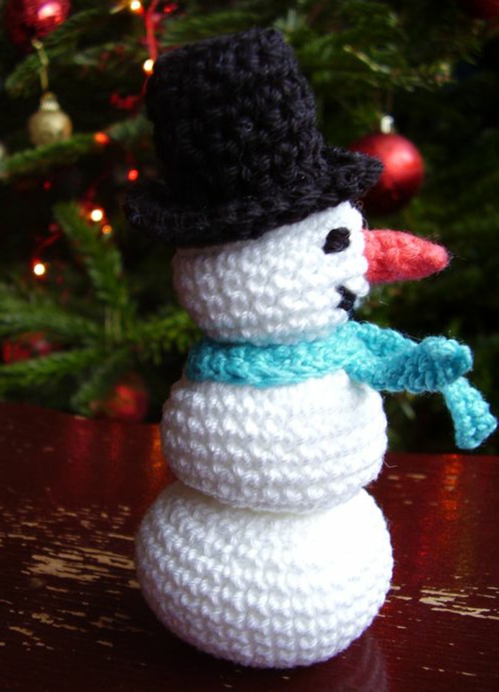 снежен човек-плетене на една кука-пра-Foto