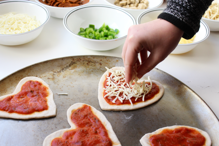 Gyors party receptek, szív alakú mini pizza, sajtos körettel, nagy születésnapi party ötletek