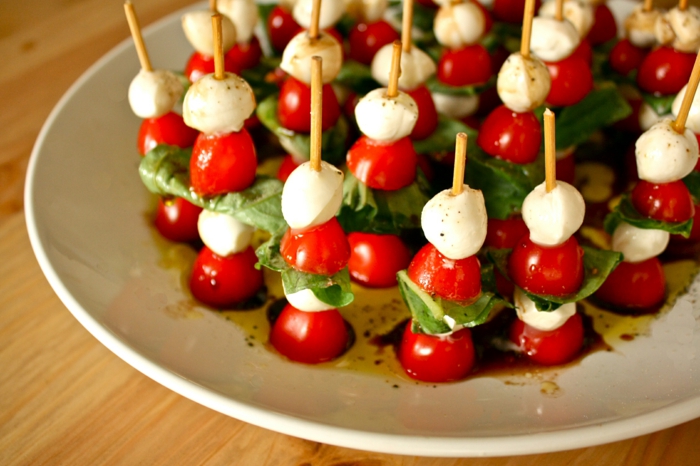 Cherry rajčice s mozzarellom, ukusne zabavne grickalice za vašu proslavu, jednostavne i brze pripreme