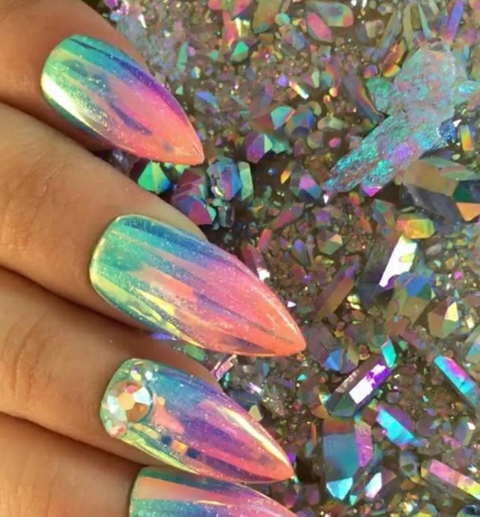hermosas uñas de papel tapiz colorido ideas de diseño para la marca de diseño-con-piedras afiladas uñas-sirena-efecto