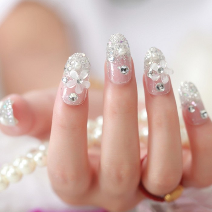hermosas uñas de papel tapiz francés-con-flores-y-piedras-ideas de diseño a estrenar diseño de la manicura-dedo