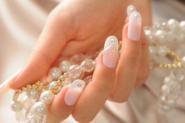 Papel pintado de uñas hermosas uñas largas-francés-con-piedra-cuentas-de-la-mano