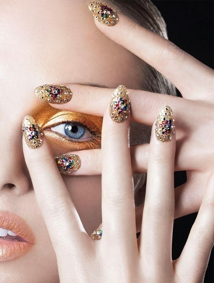 Papel pintado de uñas hermosas colorido manicura, maquillaje con uñas y oro-piedra-sintonizado diseño combinación