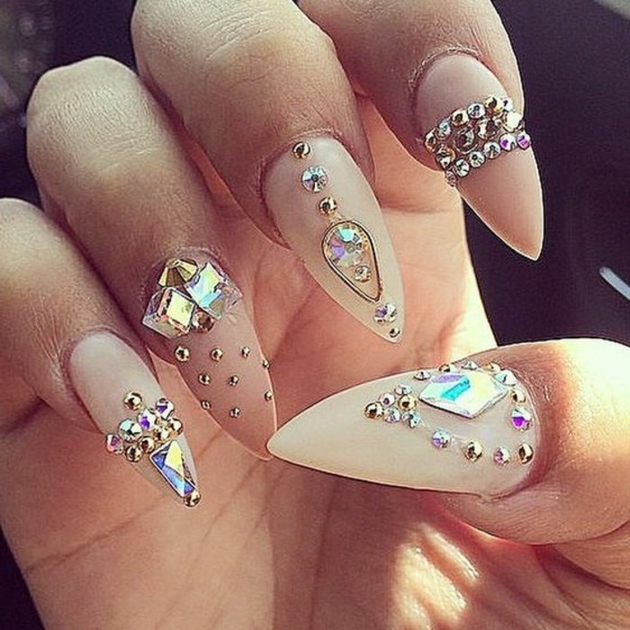 Papel pintado de uñas hermosas uñas-con-piedras beige uñas de manicura grandes-diseños largo afilados