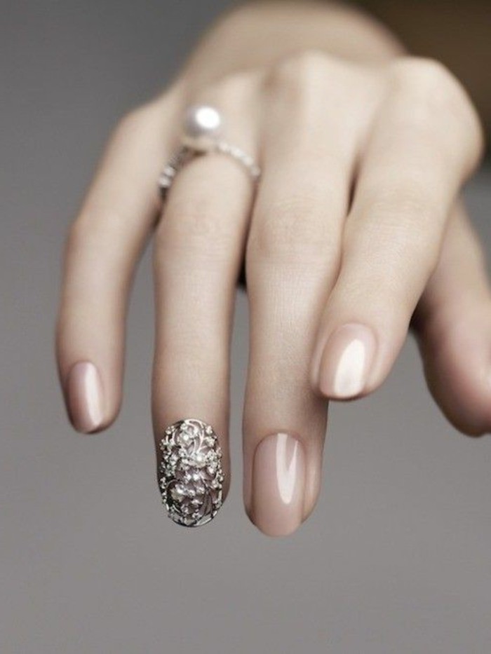 Papel pintado de uñas hermosas nude beige-ovalada uñas-diseño-piedra-ring-en-la-mano