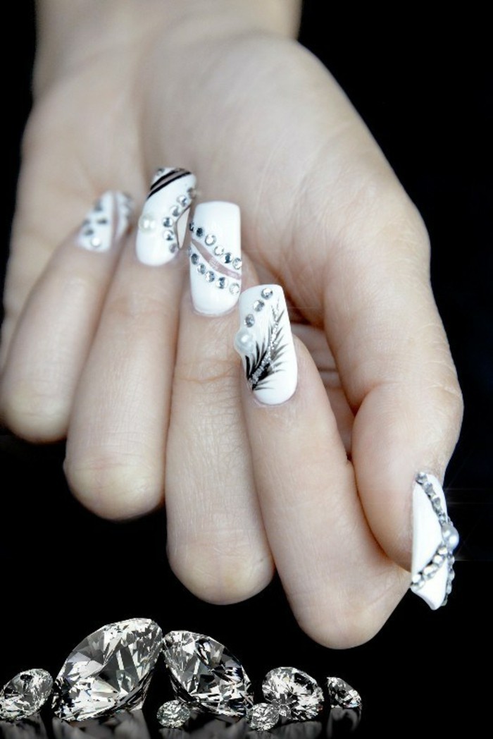 lijepe nokte pozadina biser-i-kamenje-u-bijelom-za-duge nokte montirani-super manikura