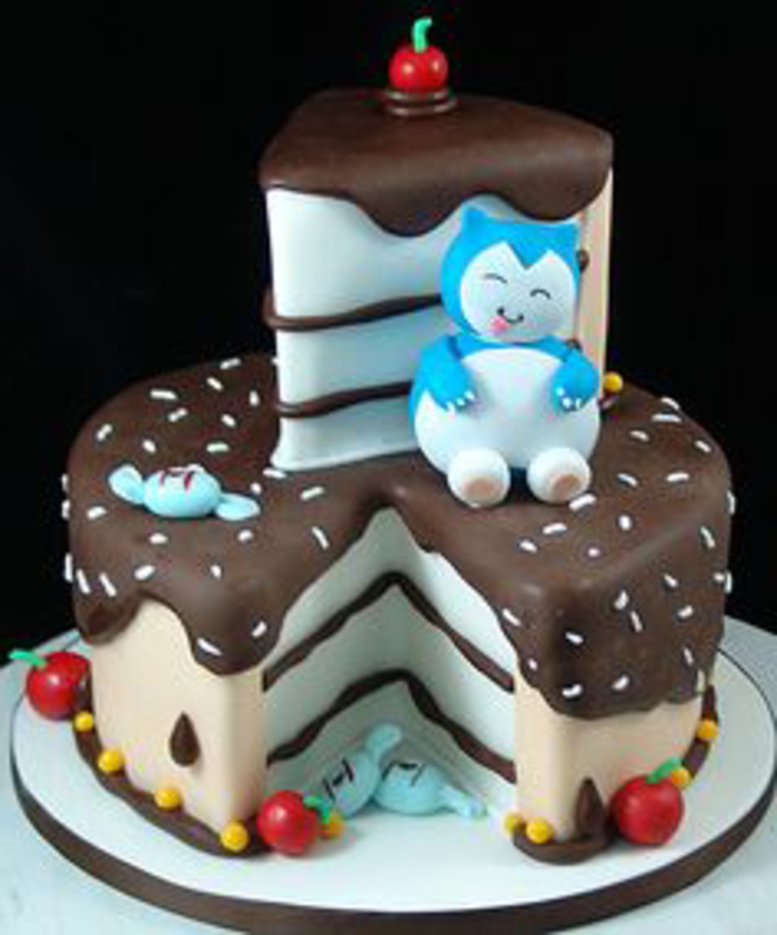 Voici une idée pour un savoureux gâteau au chocolat avec des cerises rouges, des chocolats jaunes et une créature bleu pokémon