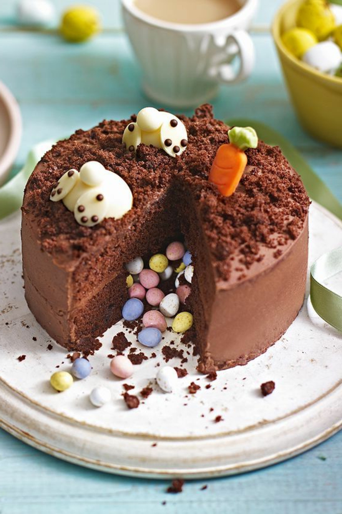 Suklaakakku täynnä suklaapaloilla koristettuja karkkeja