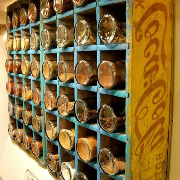 Antigua caja de coca cola con muchas secciones para especias