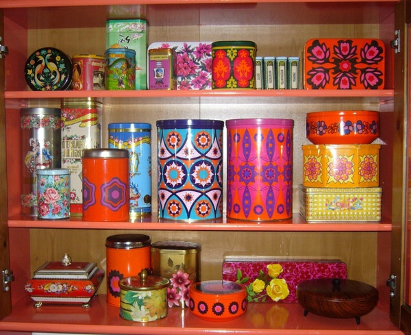gyönyörű deco termékek 2014 - színes fűszerek dobozok a polcon szekrényben