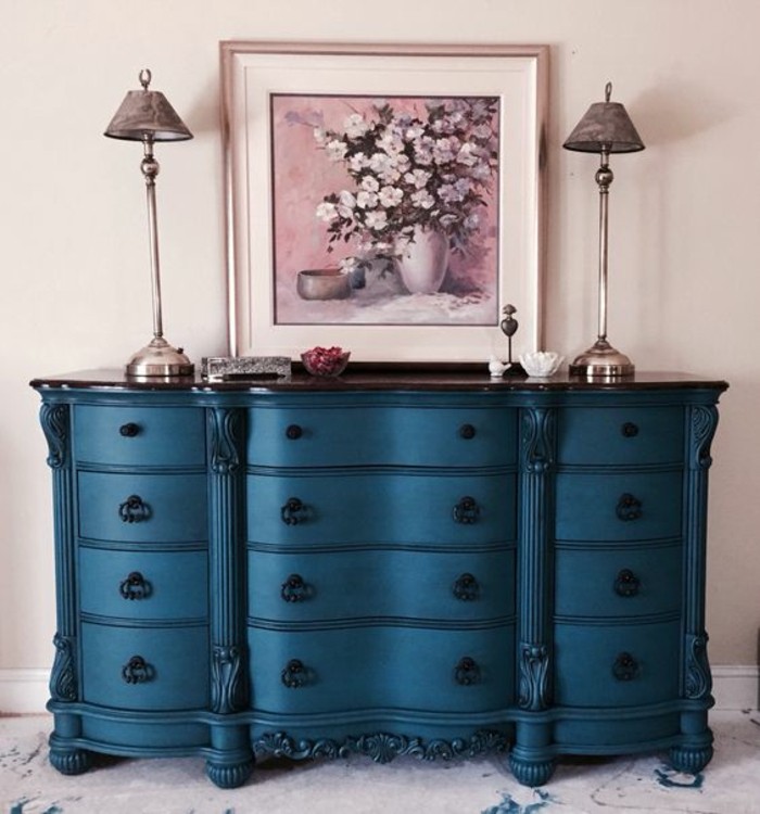 шкаф-подчертая-в-синьо-стойка лампи образ-с-цветя-декорации