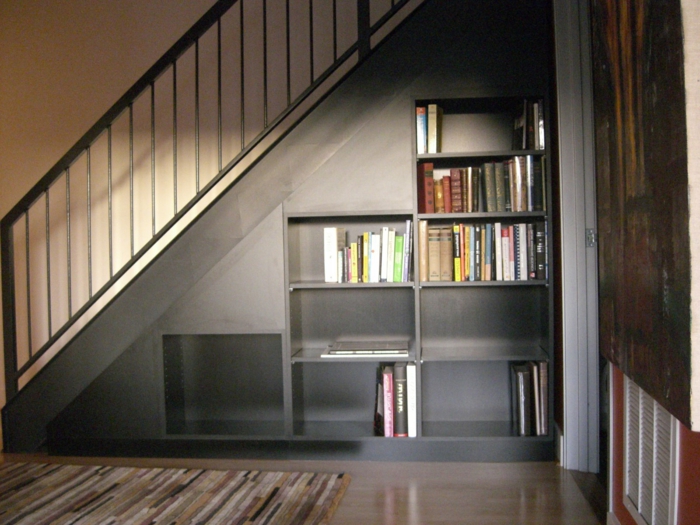 шкаф-под-стълбищни-сиво-дизайн