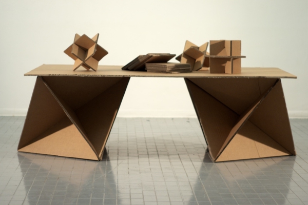 stol-o-kartonske uspostave ideje-prtljati-s-kutija-kartone-