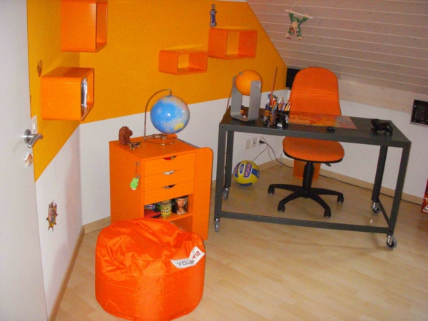 escritorio-en-arebitszimmer-energético-color anaranjado