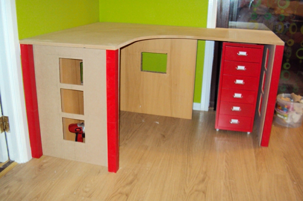 γραφείο-αυτο-οικοδόμηση-ιδέες-ξύλο-κόκκινο-στοιχείο τοίχο σε πράσινο χρώμα
