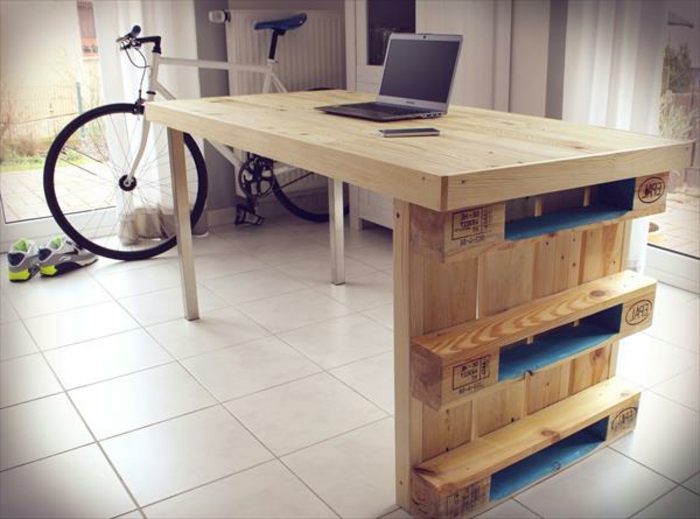 bureau-autoconstruction-ordinateur-intéressant table de bois