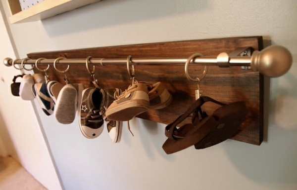 дървена дъска творческа идея за съхранение на обувки