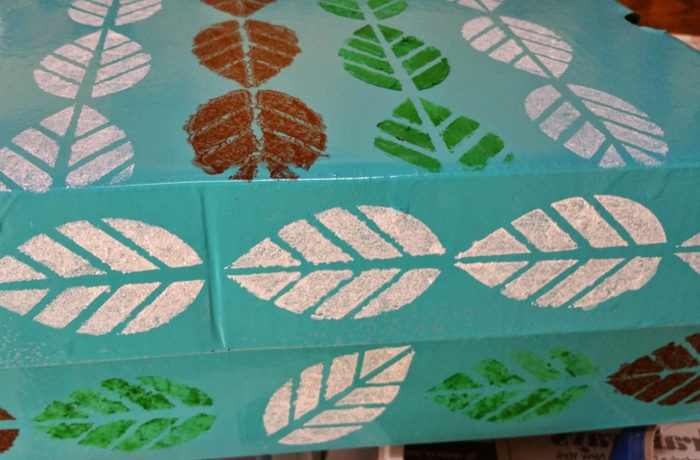 цветни листа като беседка боядисана върху кутията през есента - занаяти идеи с картон