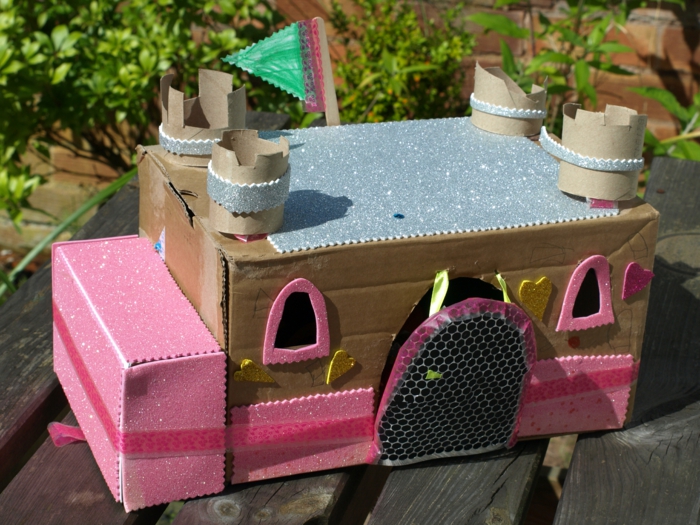 dvorac za djevojčicu s lutkama za igranje u ružičastoj boji