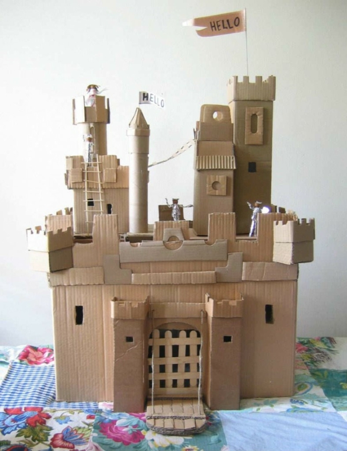 a gyerekek képzelőereje nem ismer határokat - létrehozhat egy kastélyt a kartonból
