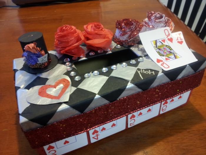 Кутия украсена от магьосник с рози и малка шапка с карти за игра