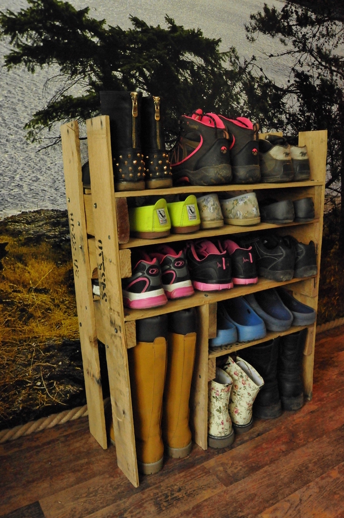 construya un estante para los zapatos usted mismo - un zapatero de madera hecho a sí mismo con zapatos coloridos