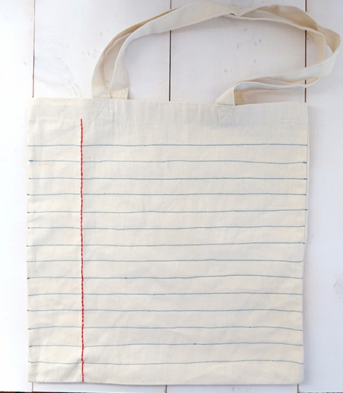 szépítsen egy iskolai táskát hímzéssel egy füzetbe