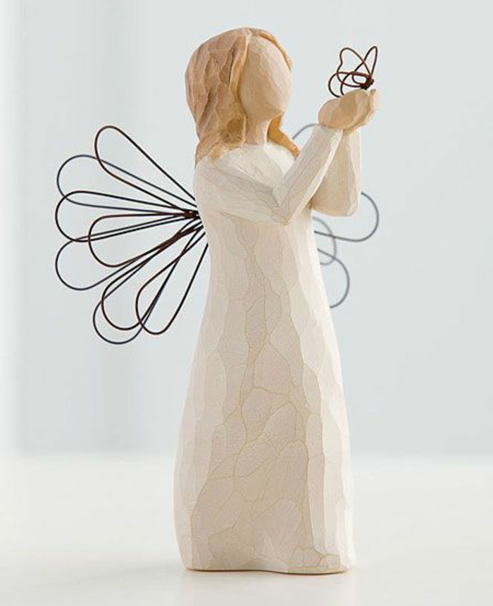 anđeo čuvar figurica drva leptir