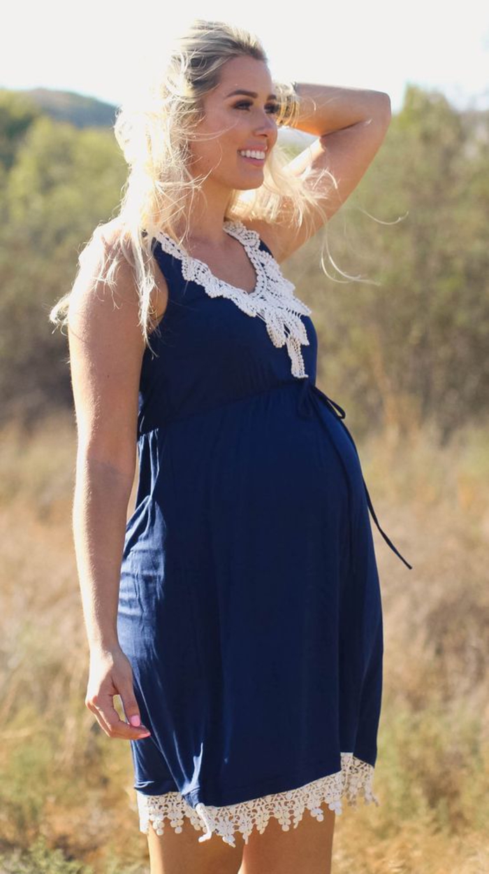 ملابس الحمل ، فساتين الأمومة باللون الأزرق الداكن والأبيض ، مع الدانتيل