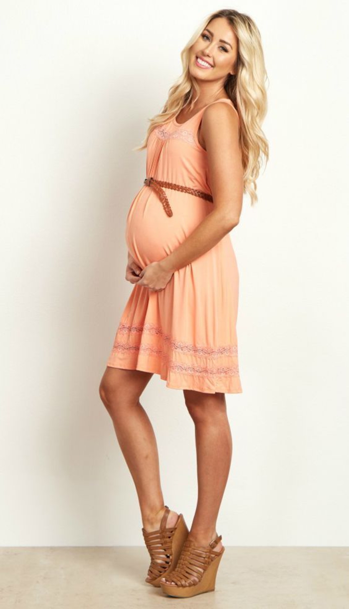 moda trudnoće, majčinstvo u kremi s pojasom, kombinacija sandala