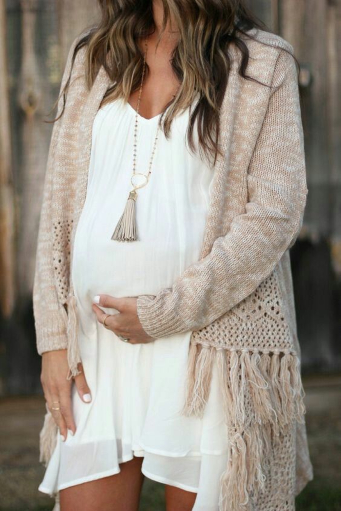 moda trudnoće, odjeća za majčinstvo u bijelom, laganom i labavom, pletenom kardiganu