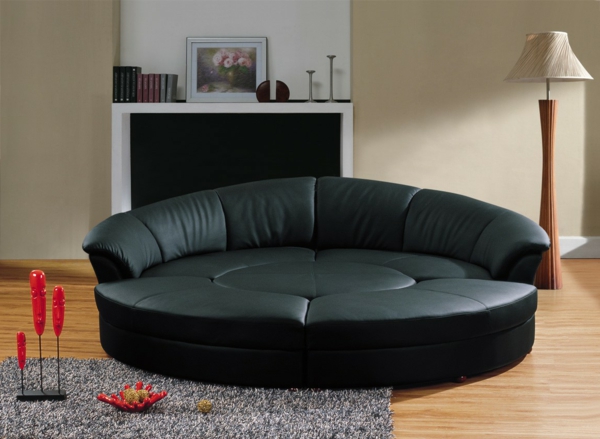 Canapé noir en forme de demi-cercle