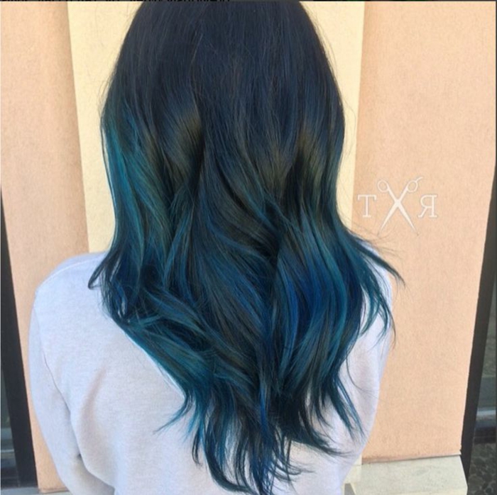 أومبر الأسود والأزرق الداكن ، أفكار رائعة لتسريحات الشعر النسائية ، ولون الشعر الأزرق ، وظلال مختلفة من اللون الأزرق