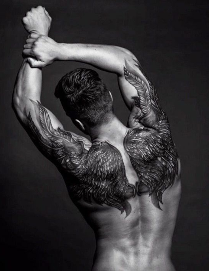 Μια άλλη μεγάλη ιδέα για έναν μαύρο άγγελο τατουάζ για τους άνδρες - εδώ είναι ένας άνδρας με ένα τατουάζ φτερό αγγέλου