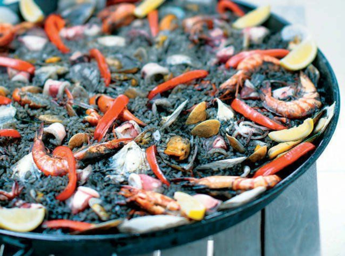 черен ориз здрави паеля испански ястия с черен ориз скариди морски дарове храна